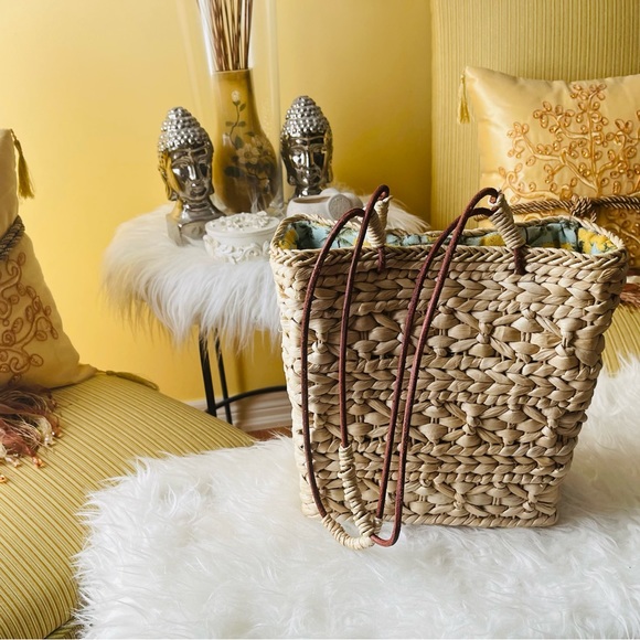 It’s a beautiful Zara wicker bag. Great for summer and vacay destinations 👜 - Picture 4 of 6